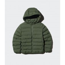 מעיל UNIQLO לילדים עם קפוצ'ון נשלף בצבע זית מעיל UNIQLO לילדים עם קפוצ'ון נשלף בצבע זית