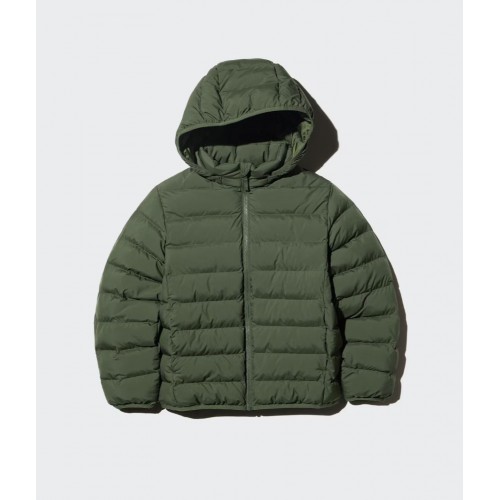 מעיל UNIQLO לילדים עם קפוצ'ון נשלף בצבע זית מעיל UNIQLO לילדים עם קפוצ'ון נשלף בצבע זית