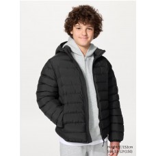 מעיל UNIQLO לילדים עם קפוצ'ון נשלף בצבע שחור מעיל UNIQLO לילדים עם קפוצ'ון נשלף בצבע שחור