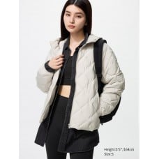 מעיל UNIQLO לנשים עם קפוצ'ון בצבע נטורל