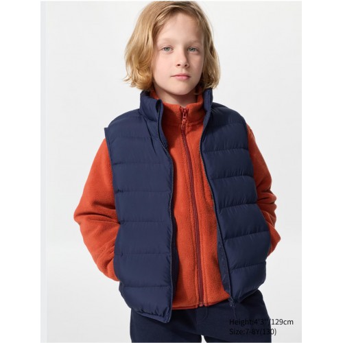 ווסט UNIQLO לילדים בצבע כחול נייבי ווסט UNIQLO לילדים בצבע כחול נייבי