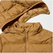 מעיל UNIQLO לילדים עם קפוצ'ון נשלף בצבע כחול נייבי מעיל UNIQLO לילדים עם קפוצ'ון נשלף בצבע כחול נייבי