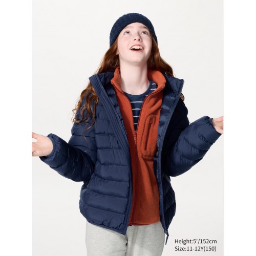 מעיל UNIQLO לילדים עם קפוצ'ון נשלף בצבע כחול נייבי מעיל UNIQLO לילדים עם קפוצ'ון נשלף בצבע כחול נייבי