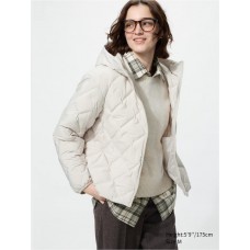 מעיל UNIQLO לנשים עם קפוצ'ון בצבע נטורל
