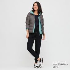 מעיל Uniqlo בצבע אפור לנשים עם כובע