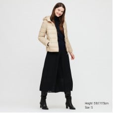 מעיל Uniqlo בצבע נטורל לנשים עם כובע