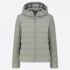 מעיל Uniqlo בצבע ירוק זית לנשים עם כובע