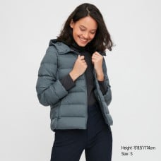 מעיל Uniqlo בצבע ירוק לנשים עם כובע