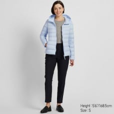 מעיל Uniqlo בצבע כחול בהיר לנשים עם כובע