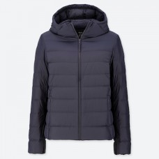 מעיל Uniqlo בצבע נייבי לנשים עם כובע